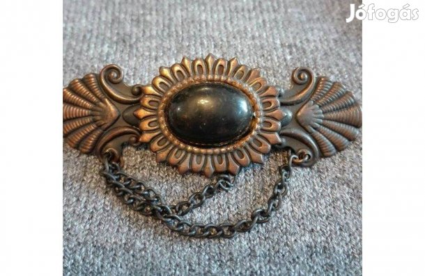 Kitűző fekete köves láncos eladó!