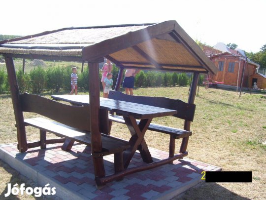 Kiülő nád tetővel