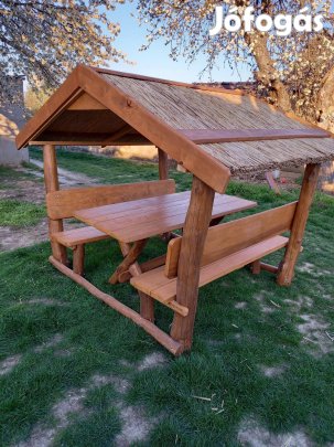 Kiülő nád tetővel kemény fából