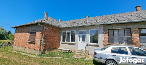Kiváló adottságú családi ház, hatalmas melléképületekkel Bucsután!