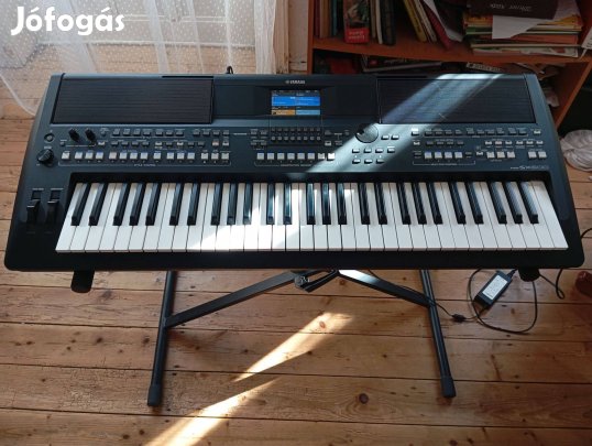 Kiváló állapotú Yamaha PSR SX 600