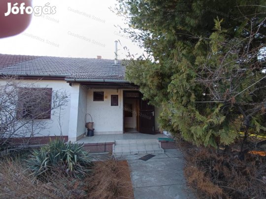 Kiváló állapotú ikerház fele eladó Szajolban