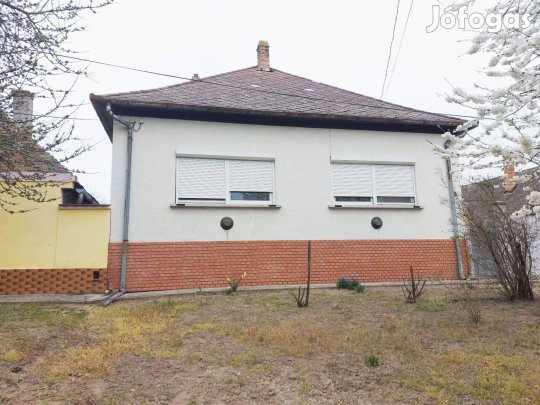 Kiváló állapotú kockaház eladó Dunaföldváron!