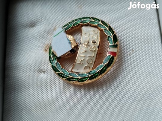 Kiváló dolgozó Babérkoszorús jelvény dobozában