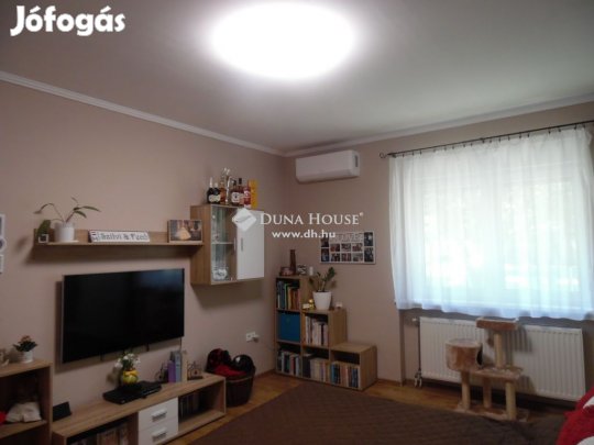 Kiváló elhelyezkedésű, kényelmes életteret nyújtó családi ház.