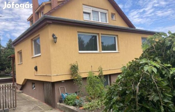 Kiváló elhelyezkedésű családi ház eladó Pilisvörösváron, csendes körny