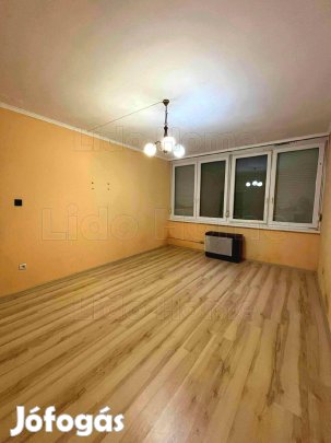 Kiváló elhelyezkedésű földszinti lakás