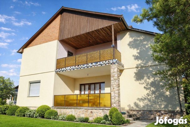 Kiváló fényviszonyokkal rendelkező, tégla szerkezetű