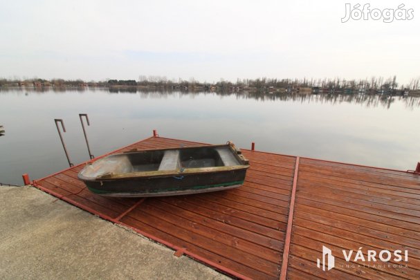 Kiváló kis horgászház a Borosgyáni tónál.