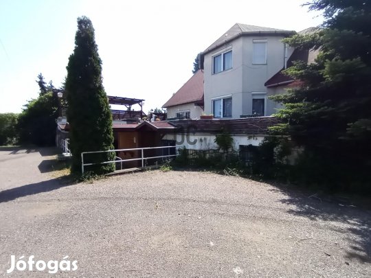 Kiváló láthatóságú, többfunkciós üzleti ingatlan eladó Gyöngyöshalászo