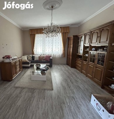 Kivételes adottságú ingatlan Csepregen nagy telek, több épület