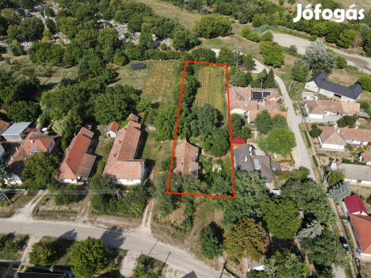 Kivételes lehetőség Pázmánd szívében Két utcára nyíló, hatalmas tele