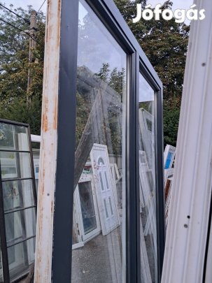 Kivűl antracit színű