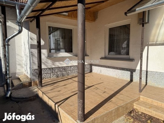 Klasszikus családi ház kerttel és pincével