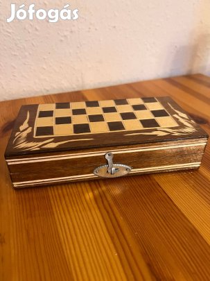 Klasszikus kialakítású, fából készült sakk készlet