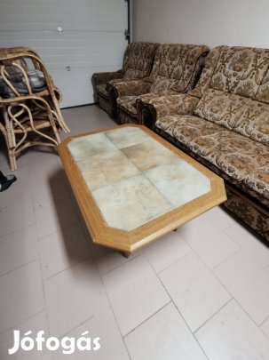 Klasszikus kivitelű dohányzóasztal