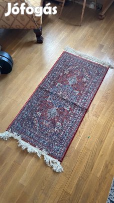 Klasszikus mintázatú szőnyeg rojtos végekkel