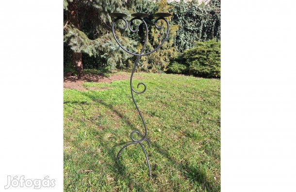 Klasszikus stílusú, kovácsoltvas álló gyertyatartó eladó
