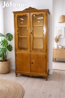 Klasszikus stílusú, üvegezett vitrin barokk díszítéssel