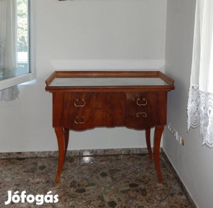 Klasszikus stílusú fa asztal