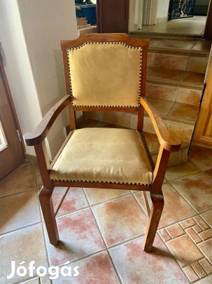 Klasszikus stlusú karfás fa szék