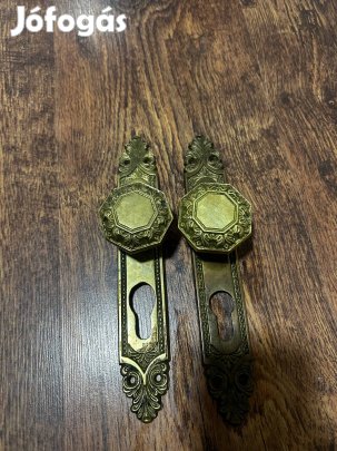 Klasszikus szép rézkilincs ajtógombbal
