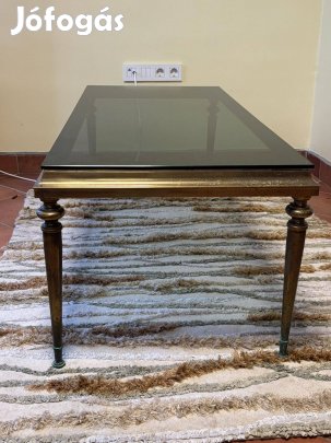 Klasszikus üveglapos dohányzóasztal bronz színű fém vázzal (130×60)