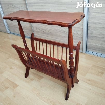 Klasszikus vonalú újságtartó kisasztal