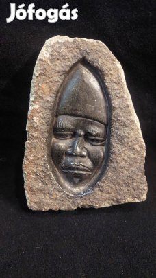 Kőbe faragott arc , jó darab