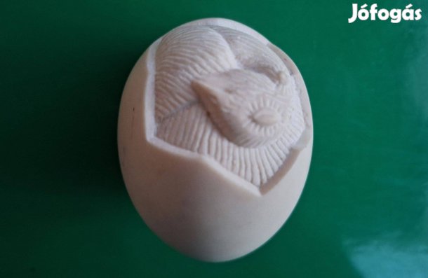 Kőből faragott dísztojás madár domborművel 5000 Ft