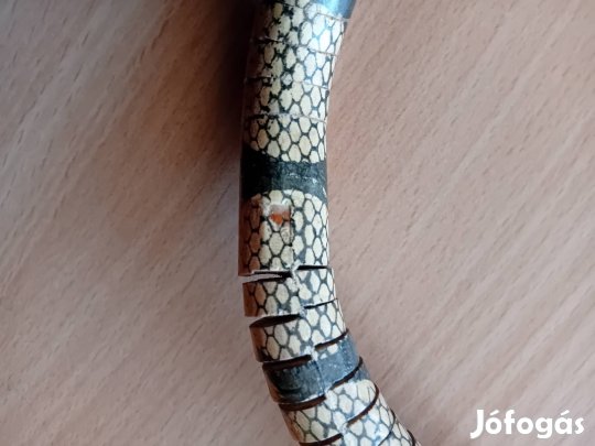 Kobra kígyó fából 