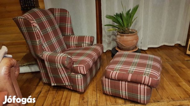 Kockás fülesfotel lábtartóval.j