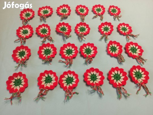 Kokárda kézzel horgolt.