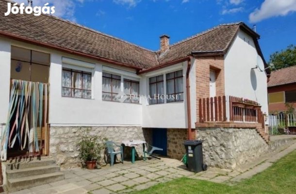 Kökény csendes utcájában 98m2-es 3 szobás családi ház