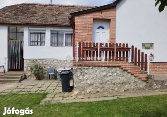 Kökény csendes utcájában 98m2-es 3 szobás családi ház