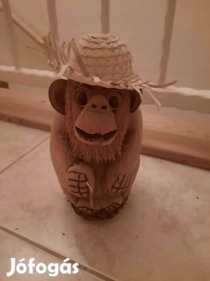 Kókuszból faragott majom