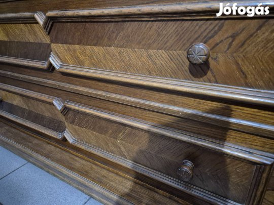 Koloniál ágyneműtartó