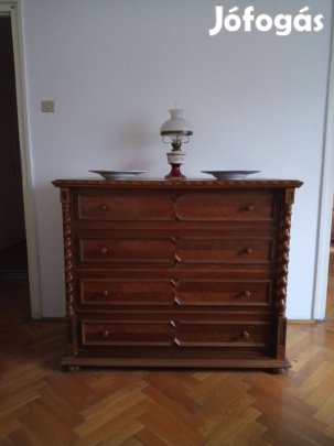 Koloniál ágyneműtartó