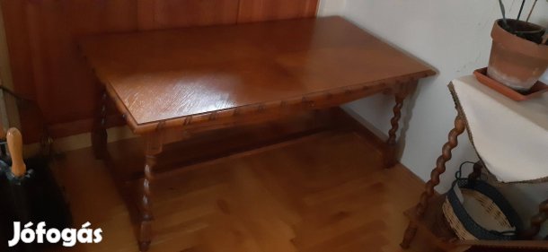 Koloniál asztal