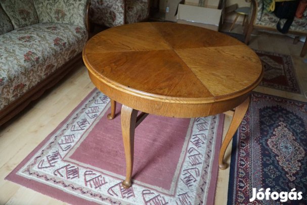 Koloniál kerek asztal