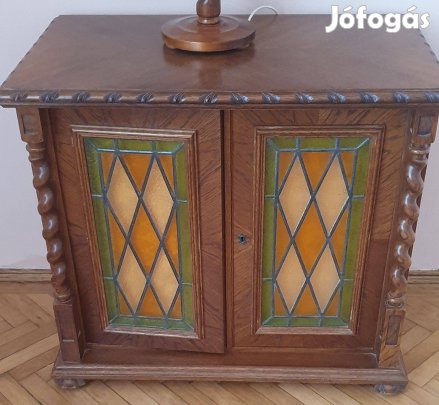 Koloniál komód ólomüveg betéttel