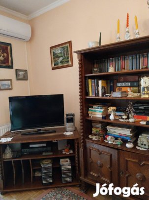 Kolóniál könyvespolc, könyvszekrény és tv szekrény.