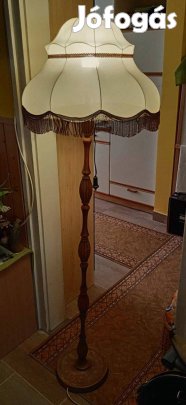 Koloniál stílusú, faragott szárú fa állólámpa