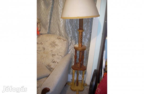 Koloniál stílusú állólámpa