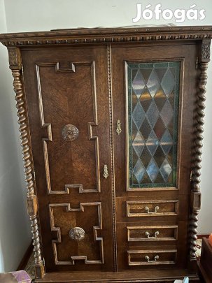 Koloniál szekrény színes üveg ajtóval
