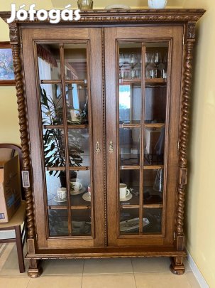 Koloniál vitrines szekrény