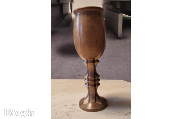 Kölönleges esztergált fakupa