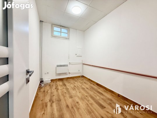 Kolosy téren kiadó 8 m-es üzlethelyiség