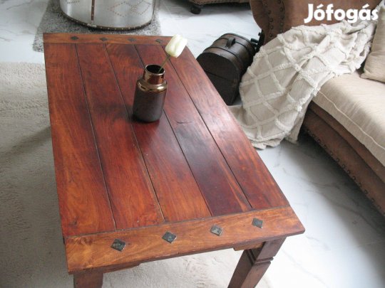 Költözés miatt eladó egy rusztikus dohányzó asztal