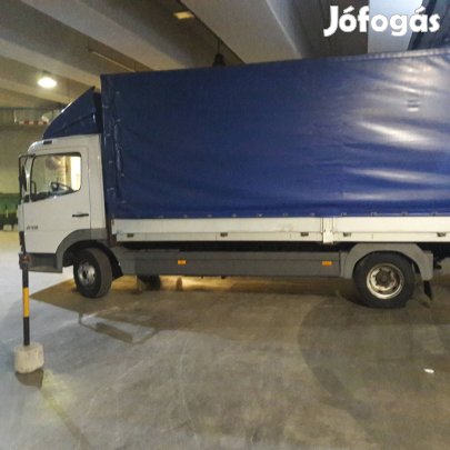 Költöztetés, bútorszállítás, áruszállítás emelőhátfalas teherautóval.